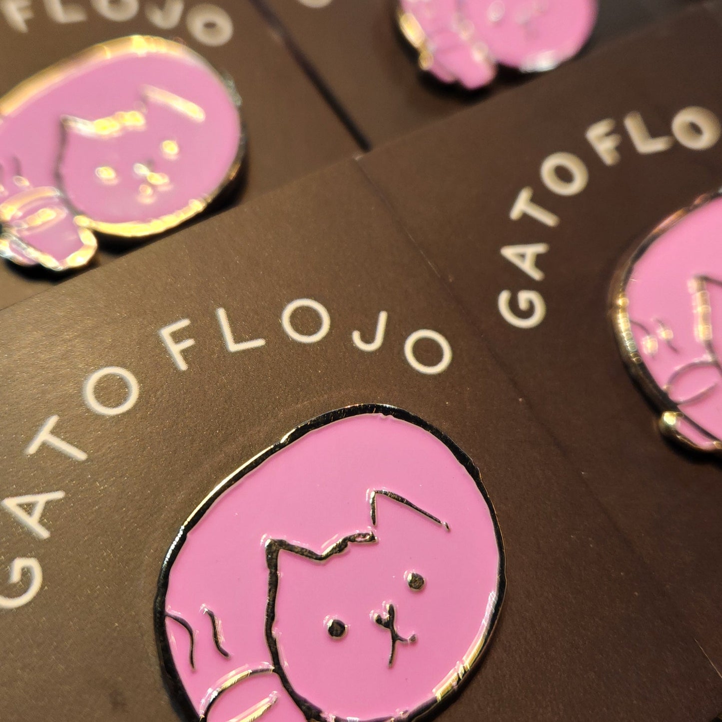 Pin Gato flojo rosado